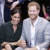Le prince Harry, duc de Sussex, et Meghan Markle, duchesse de Sussex, rencontrent des membres du Joff, Peacehaven Youth Centre à PeaceHaven dans le Sussex le 3 octobre 2018.