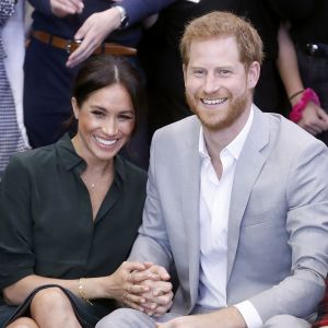 Le prince Harry, duc de Sussex, et Meghan Markle, duchesse de Sussex, rencontrent des membres du Joff, Peacehaven Youth Centre à PeaceHaven dans le Sussex le 3 octobre 2018.