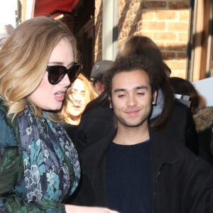 La chanteuse Adele rencontre ses fans dans la rue à New York, le 25 novembre 2015.