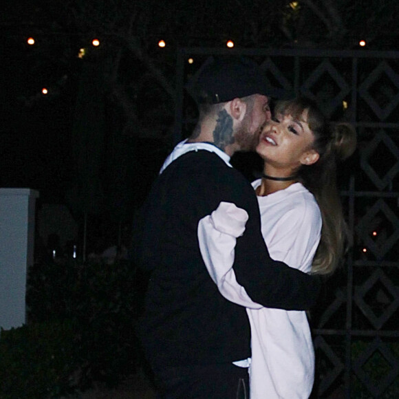 Exclusif - Ariana Grande et le rappeur Mac Miller roucoulent d'amour lors d'une sortie en couple à Los Angeles. Ariana porte une attelle à la cheville gauche et des claquettes en fourrure rose. Le 1er septembre 2016