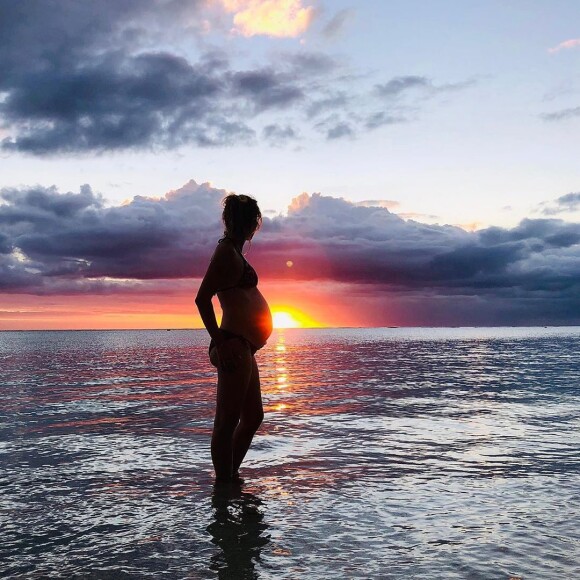 Léa François enceinte, elle officialise sa grossesse en photo, le 16 septembre 2019