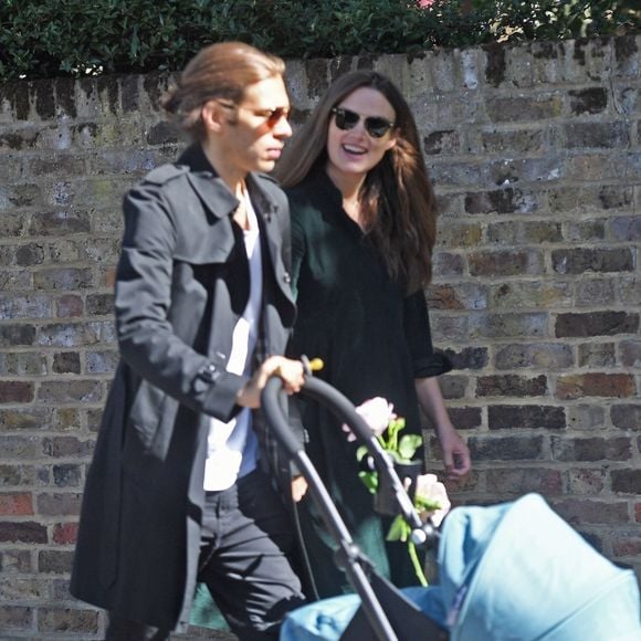 Exclusif - Keira Knightley et son mari James Righton se promènent avec leur nouveau né à Londres le 13 septembre 2019.