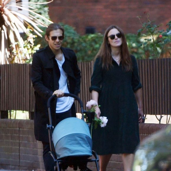 Exclusif - Keira Knightley et son mari James Righton se promènent avec leur nouveau né à Londres le 13 septembre 2019.