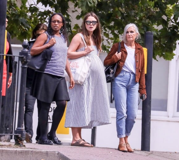 Keira Knightley, enceinte, dans les rues de Londres avec sa mère et son mari, James Righton, le 22 août 2019.