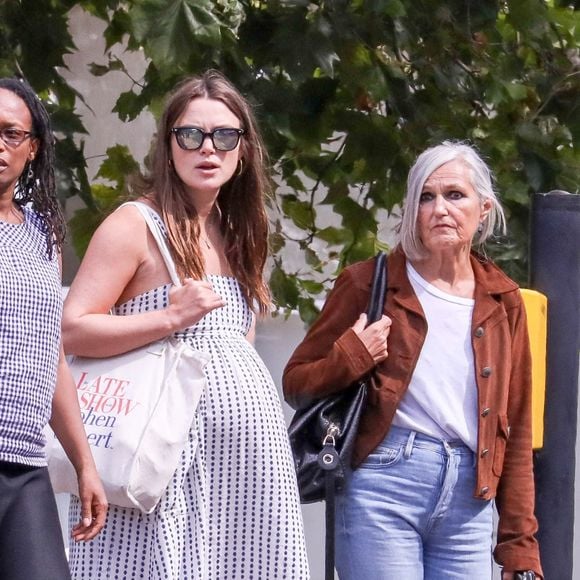 Keira Knightley, enceinte, dans les rues de Londres avec sa mère et son mari, James Righton, le 22 août 2019.