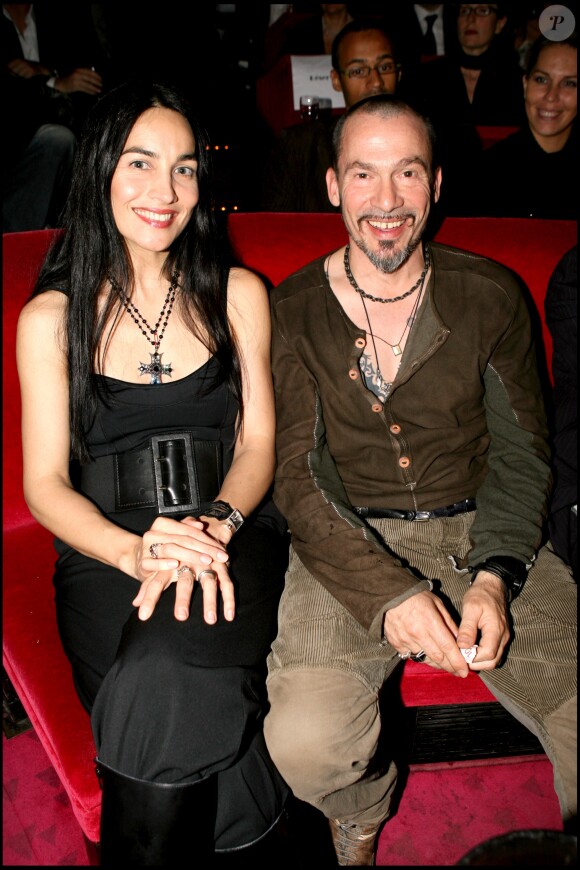 Florent Pagny et sa femme Azcucan assistent au spectacle de Dita Von Teese au Crzy Horse, à Paris, le 22 octobre 2006.
