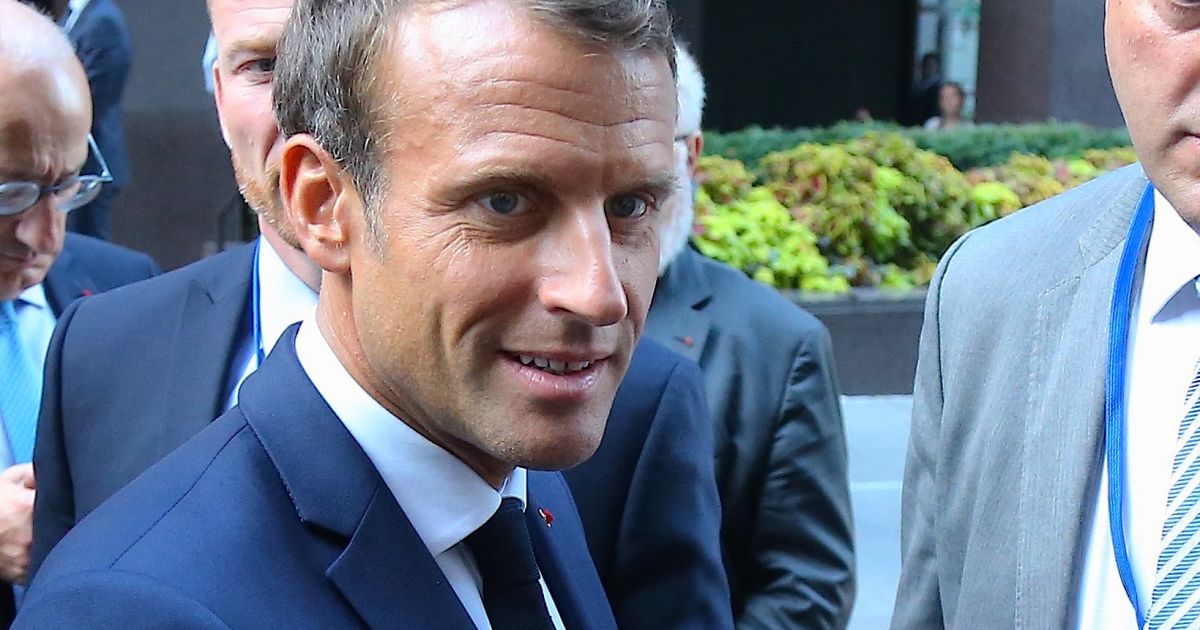 Le président de la République française Emmanuel Macron se balade lors ...
