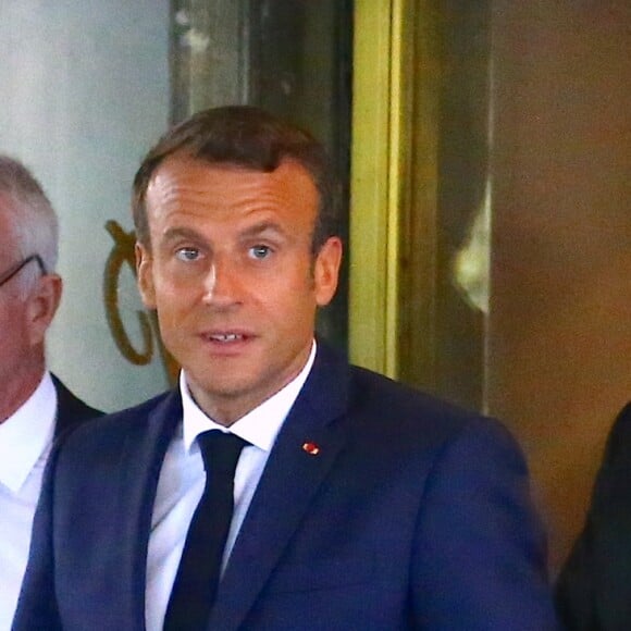 Le président Emmanuel Macron à la sortie de son hôtel sur la 5ème avenue à New York. Il adresse quelques mots à la presse devant The Pierre Hotel. © Charles Guerin / Bestimage