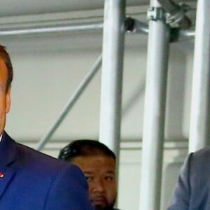 Le président Emmanuel Macron à la sortie de son hôtel sur la 5ème avenue à New York. Il adresse quelques mots à la presse devant The Pierre Hotel. © Charles Guerin / Bestimage