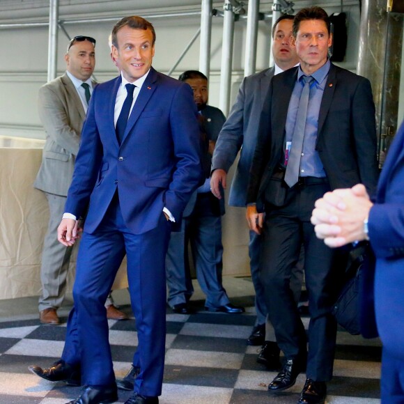 Le président Emmanuel Macron à la sortie de son hôtel sur la 5ème avenue à New York. Il adresse quelques mots à la presse devant The Pierre Hotel. © Charles Guerin / Bestimage