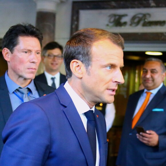 Le président Emmanuel Macron à la sortie de son hôtel sur la 5ème avenue à New York. Il adresse quelques mots à la presse devant The Pierre Hotel. © Charles Guerin / Bestimage
