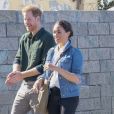 Le prince Harry, duc de Sussex, et Meghan Markle, duchesse de Sussex rencontrent les membres de "Waves for Change" au Cap lors de leur 2ème journée en Afrique du Sud. Le 24 septembre 2019  24th September 2019 Cape Town South Africa Britain's Prince Harry and Meghan, The Duchess of Sussex, visit Monwabisi Beach, where they will learn about the work of ‘Waves for Change', an NGO which fuses surfing with evidence-based mind and body therapy to provide a child-friendly mental health service to vulnerable young people living in challenging communities. The Duke and Duchess of Sussex will also see the work of The Lunchbox Fund, a charity that provides nearly 30,000 nutritious meals every day to Waves for Change programmes and schools in South Africa's townships and rural areas24/09/2019 - Cape Town