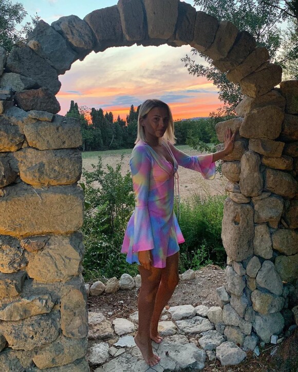 Kelly Vedovelli en belle robe sur Instagram, le 26 août 2019
