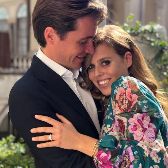 La princesse Beatrice et Edoardo Mapelli Mozzi ont annoncé leurs fiançailles le 26 septembre 2019. 