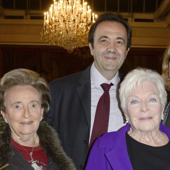 Frédéric Salat-Baroux entouré de Bernadette Chirac et de son épouse Claude Chirac pour soutenir Line Renaud, élevée au rang de grand officier de la Légion d'honneur lors d'une cérémonie au palais de l'Elysee à Paris le 21 novembre 2013