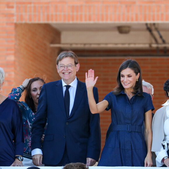 La reine Letizia d'Espagne (en robe Carolina Herrera) rend visite aux élèves lors de l'ouverture de l'école professionnelle à Elche, le 25 septembre 2019.