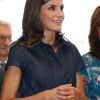 La reine Letizia d'Espagne (en robe Carolina Herrera) rend visite aux élèves lors de l'ouverture de l'école professionnelle à Elche, le 25 septembre 2019.