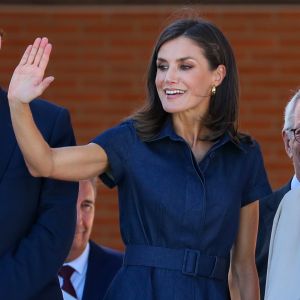La reine Letizia d'Espagne (en robe Carolina Herrera) rend visite aux élèves lors de l'ouverture de l'école professionnelle à Elche, le 25 septembre 2019.