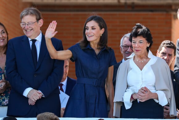 La reine Letizia d'Espagne (en robe Carolina Herrera) rend visite aux élèves lors de l'ouverture de l'école professionnelle à Elche, le 25 septembre 2019.