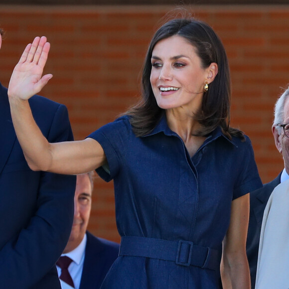 La reine Letizia d'Espagne (en robe Carolina Herrera) rend visite aux élèves lors de l'ouverture de l'école professionnelle à Elche, le 25 septembre 2019.