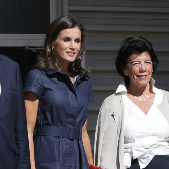 La reine Letizia d'Espagne (en robe Carolina Herrera) rend visite aux élèves lors de l'ouverture de l'école professionnelle à Elche, le 25 septembre 2019.