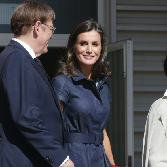 La reine Letizia d'Espagne (en robe Carolina Herrera) rend visite aux élèves lors de l'ouverture de l'école professionnelle à Elche, le 25 septembre 2019.