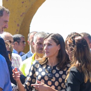 Le roi Felipe VI et la reine Letizia d'Espagne visitent la zone de Tejada détruite par les feux de forêt qui ont éclaté aux Canaries le 23 septembre 2019.