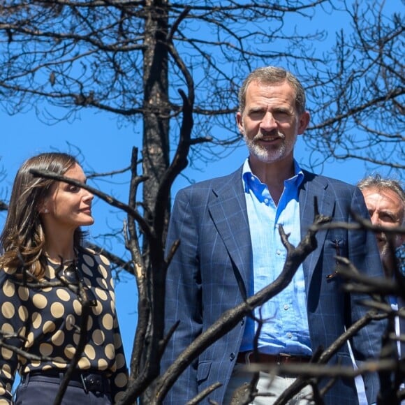 Le roi Felipe VI et la reine Letizia d'Espagne visitent la zone de Tejada détruite par les feux de forêt qui ont éclaté aux Canaries le 23 septembre 2019.