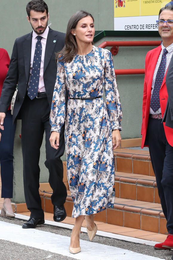 La reine Letizia d'Espagne (en robe Sandro) visite le "Centre de soins pour personnes atteintes de maladies rares et leurs familles" à Burgos, le 20 septembre 2019.