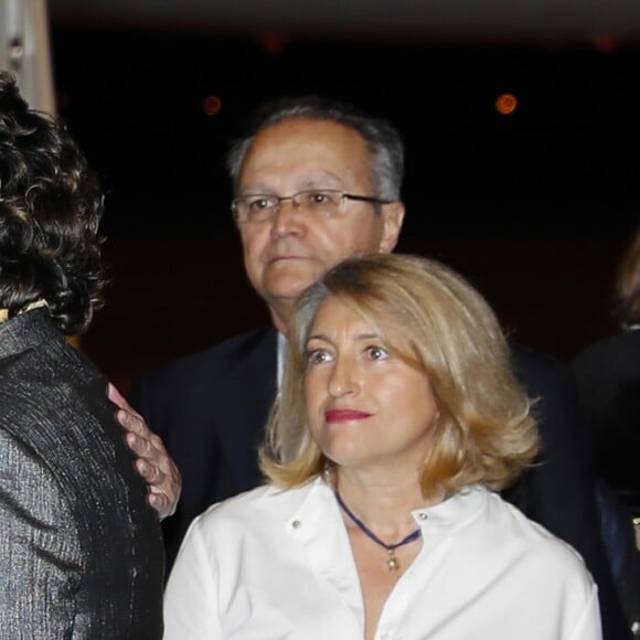 La reine Letizia d'Espagne (en robe Carolina Herrera) arrive à Maputo au Mozambique le 28 avril 2019.