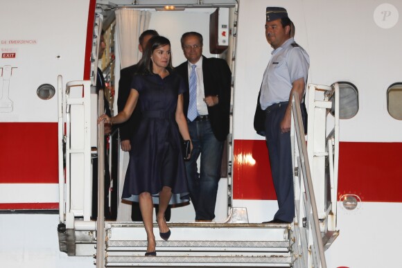 La reine Letizia d'Espagne (en robe Carolina Herrera) arrive à Maputo au Mozambique le 28 avril 2019.