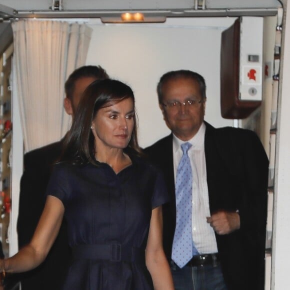 La reine Letizia d'Espagne (en robe Carolina Herrera) arrive à Maputo au Mozambique le 28 avril 2019.