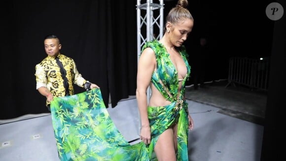 Jennifer Lopez et la robe mythique verte de Versace à l'origine de la création de l'onglet "Google Images". Jennifer Lopez a a fait sensation en portant cette robe lors de la cérémonie des Grammys 2000. Ici au défilé Versace Collection Prêt-à-Porter Printemps/Eté 2020 lors de la Fashion Week de Milan, le 20 septembre 2019.