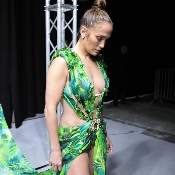 Jennifer Lopez et la robe mythique verte de Versace à l'origine de la création de l'onglet "Google Images". Jennifer Lopez a a fait sensation en portant cette robe lors de la cérémonie des Grammys 2000. Ici au défilé Versace Collection Prêt-à-Porter Printemps/Eté 2020 lors de la Fashion Week de Milan, le 20 septembre 2019.