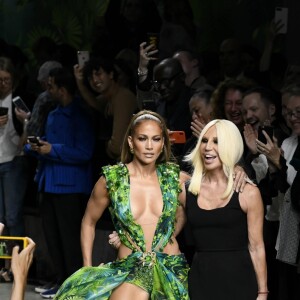 Jennifer Lopez et la robe mythique verte de Versace à l'origine de la création de l'onglet "Google Images". Jennifer Lopez a a fait sensation en portant cette robe lors de la cérémonie des Grammys 2000. Ici au défilé Versace Collection Prêt-à-Porter Printemps/Eté 2020 lors de la Fashion Week de Milan, le 20 septembre 2019.