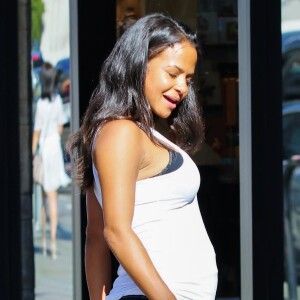 Christina Milian enceinte discute avec des fans venus acheter des beignets au Beignet Box food truck à Studio City, Los Angeles, le 21 août 2019