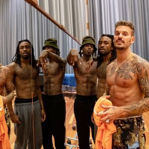 M. Pokora a dévoilé des photos des répétitions de sa tournée Pyramide Tour, sur Instagram, le 5 septembre 2019. On peut apprécier ses abdos...