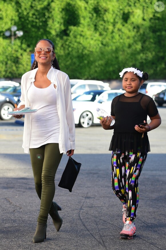 Christina Milian enceinte et sa fille Violet Madison Nash se balade dans les rues de Los Angeles. Christina attend un enfant avec son compagnon M. Pokora. Le 31 juillet 2019