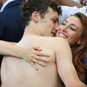 L'ex-Miss France Rachel Legrain-Trapani félicite son compagnon Benjamin Pavard après la victoire de la France face à l'Argentine lors des 8ème de finale de la Coupe du monde à Kazan en Russie le 30 juin 2018. © Cyril Moreau/Bestimage