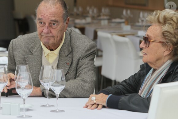 Jacques Chirac deguste des crevettes avec sa femme Bernadette, Maryvonne Pinault et un ami au restaurant Le Girelier a Saint Tropez le 4 octobre 2013.