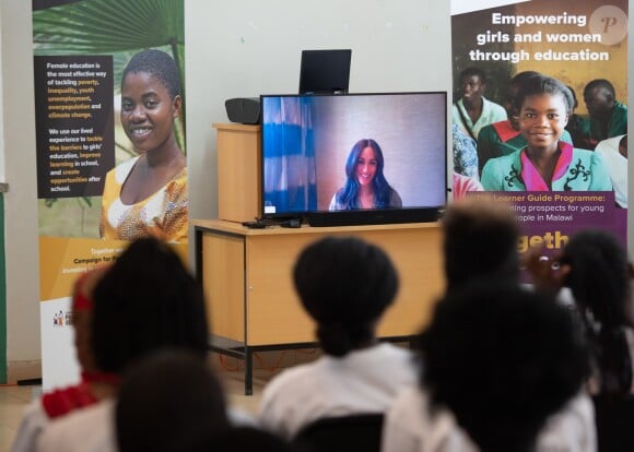 Meghan Markle, en robe Lisa Marie Fernandez, en visio conférence - Le prince Harry, duc de Sussex, en visite au "Nalikule College of Education" au Malawi, à l'occasion de son 7ème jour de son voyage en Afrique. Le 29 septembre 2019