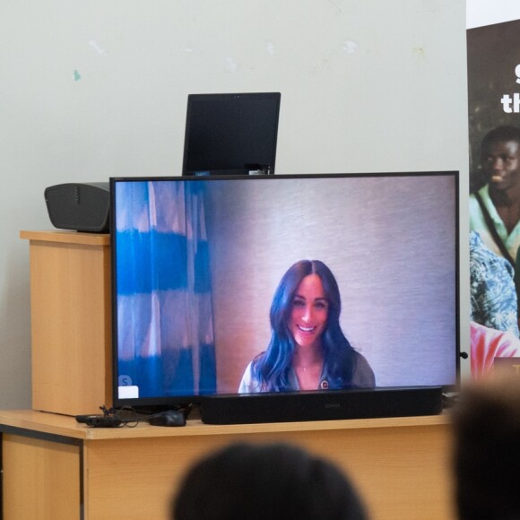 Meghan Markle, en robe Lisa Marie Fernandez, en visio conférence - Le prince Harry, duc de Sussex, en visite au "Nalikule College of Education" au Malawi, à l'occasion de son 7ème jour de son voyage en Afrique. Le 29 septembre 2019