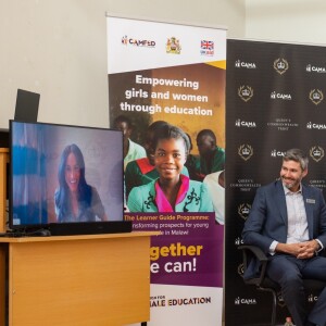 Meghan Markle, en robe Lisa Marie Fernandez, en visio conférence - Le prince Harry, duc de Sussex, en visite au "Nalikule College of Education" au Malawi, à l'occasion de son 7ème jour de son voyage en Afrique. Le 29 septembre 2019