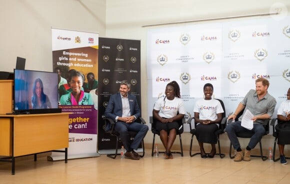 Meghan Markle, en robe Lisa Marie Fernandez, en visio conférence - Le prince Harry, duc de Sussex, en visite au "Nalikule College of Education" au Malawi, à l'occasion de son 7ème jour de son voyage en Afrique. Le 29 septembre 2019