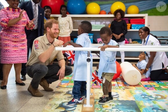 Le prince Harry, duc de Sussex, visite le centre orthopédique princesse Diana à Huambo en Angola, le 27 septembre 2019, au cinquième jour de sa visite en Afrique du Sud.