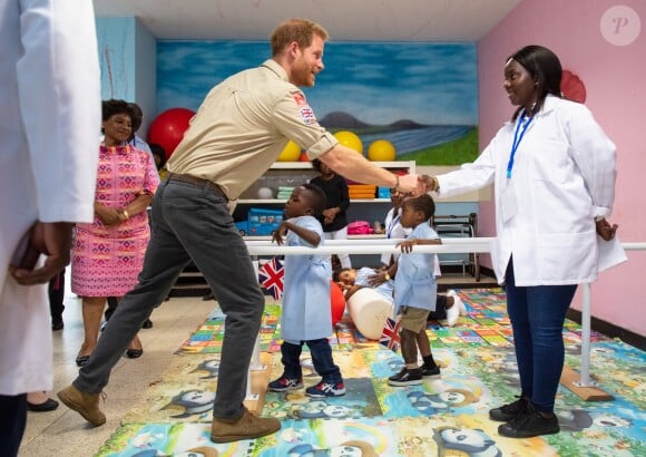 Le prince Harry, duc de Sussex, visite le centre orthopédique princesse Diana à Huambo en Angola, le 27 septembre 2019, au cinquième jour de sa visite en Afrique du Sud.