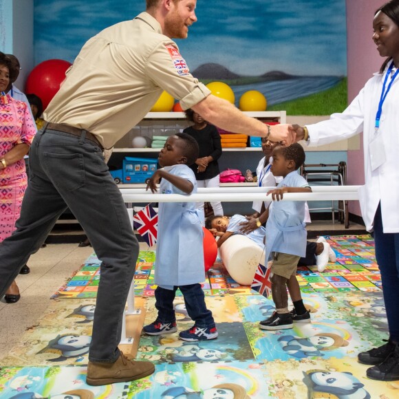 Le prince Harry, duc de Sussex, visite le centre orthopédique princesse Diana à Huambo en Angola, le 27 septembre 2019, au cinquième jour de sa visite en Afrique du Sud.