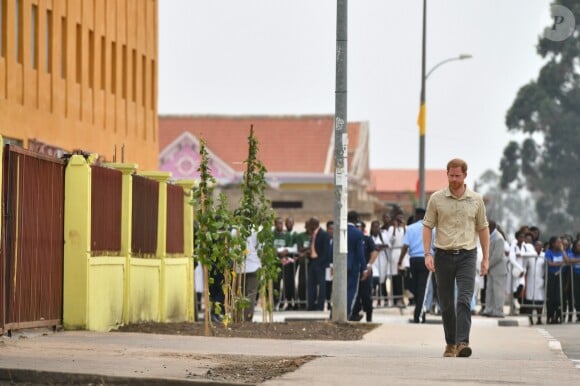 Le prince Harry retourne sur les traces de sa mère à Huambo en Angola, le 27 septembre 2019. Il s'est assis près de l'arbre baptisé Diana, en souvenir de sa mère, qui s'était rendue sur place en 1997. Le champ de mines de l'époque a laissé place à une rue animée avec des maisons, des boutiques et des écoles. Le 27 septembre 2019.