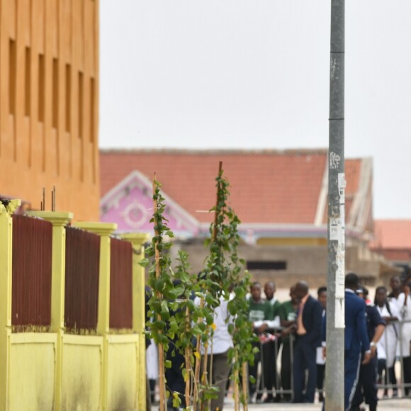 Le prince Harry retourne sur les traces de sa mère à Huambo en Angola, le 27 septembre 2019. Il s'est assis près de l'arbre baptisé Diana, en souvenir de sa mère, qui s'était rendue sur place en 1997. Le champ de mines de l'époque a laissé place à une rue animée avec des maisons, des boutiques et des écoles. Le 27 septembre 2019.