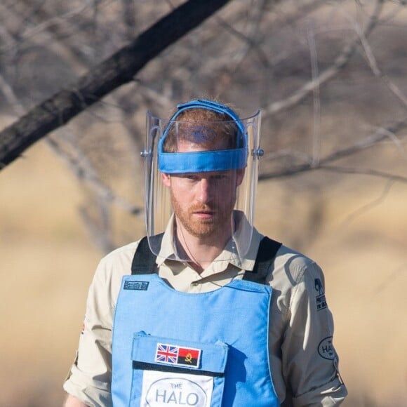 Le prince Harry, duc de Sussex, à l'instar de sa mère Lady Di en 1997, visite un champ de mines anti-personnelles à Dirico, dont l'élimination est entreprise par l'association Halo Trust (l'association qui enlève les débris laissés par la guerre, en particulier les mines terrestres). Angola, le 26 septembre 2019.